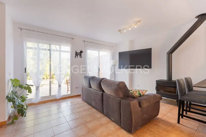 Chalet en Valencia con 3 dormitorios y piscina