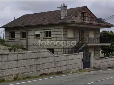 Casa de Piedra en Venta con Amplio Espacio y Tres Plantas