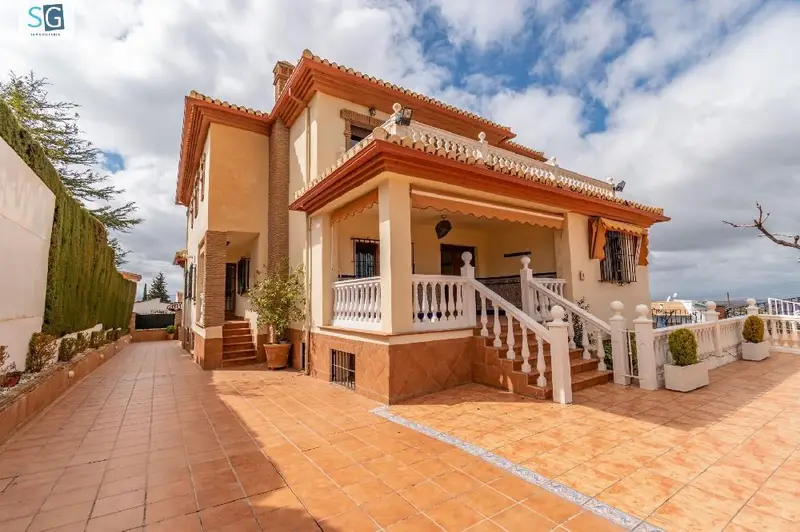 Chalet en Colinas Bermejas con Piscina y Gran Parcela