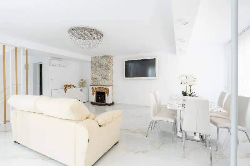 Adosado en Punta Prima con Piscina Climatizada y Placas Solares