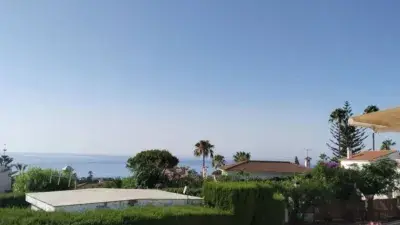 Atico en Manilva con Terraza y Piscina Cerca de la Playa