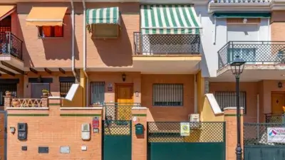 Casa Adosada en Ogíjares: 4 Dormitorios, Patio y Excelente Ubicación
