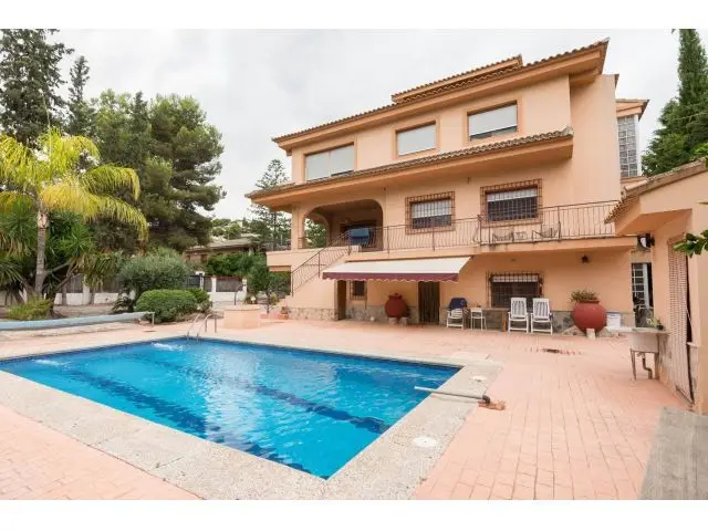 Chalet en Santo Angel con 5 Dormitorios 4 Baños y Ascensor