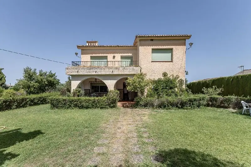 Casa en Dílar con Terraza y Gran Parcela - 6 Dormitorios