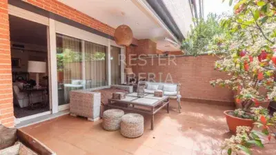 Bajo con Jardin en Urbanizacion de Lujo