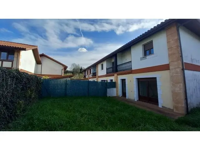 Chalet Adosado en Esquina en Helguera Reocin Jardin 158m2