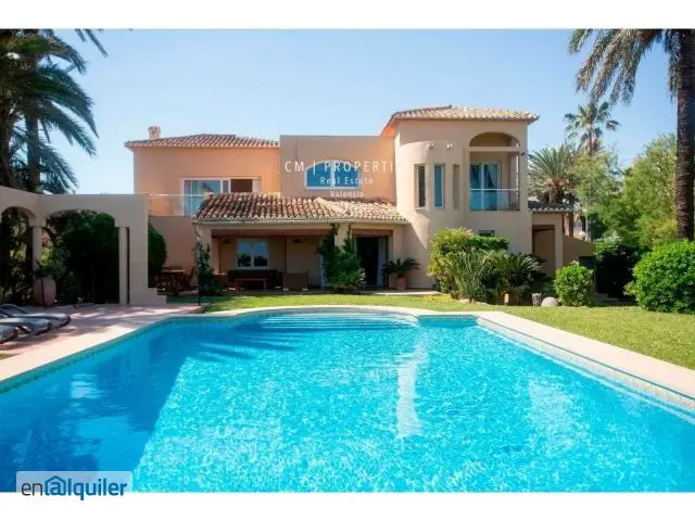 Chalet en Denia con Piscina Privada y Vistas al Mar