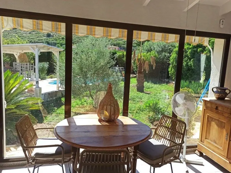 Villa en Venta en La Xara con Piscina y Jardín