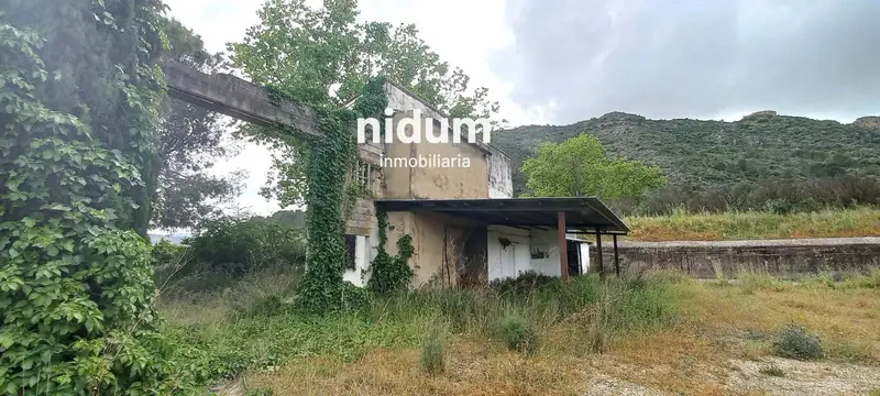 Chalet Rustico con Invernaderos en Valencia