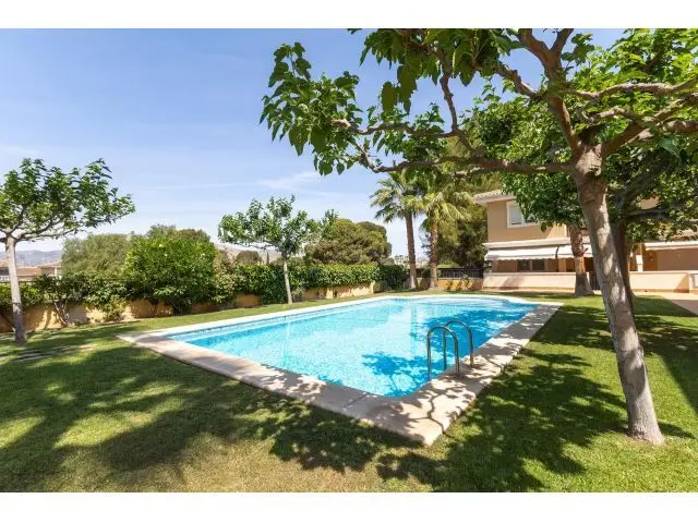 Bungalow en Urbanizacion Las Palmeras junto a Sagrada Familia