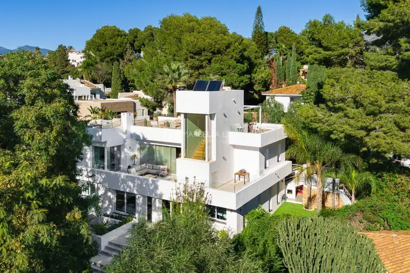 Villa de 6 dormitorios en Nueva Andalucía