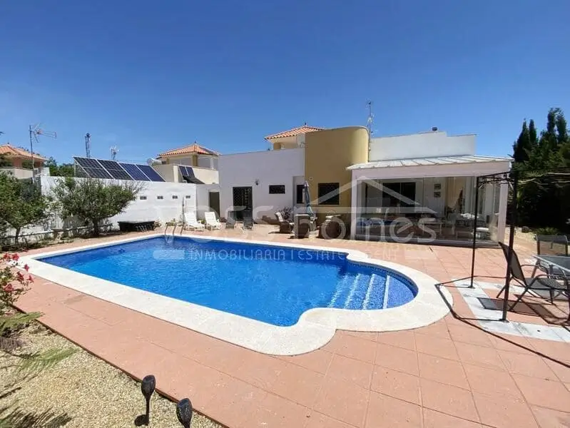 Chalet en Venta en Almeria: Villa Moderna con Piscina y Barbacoa