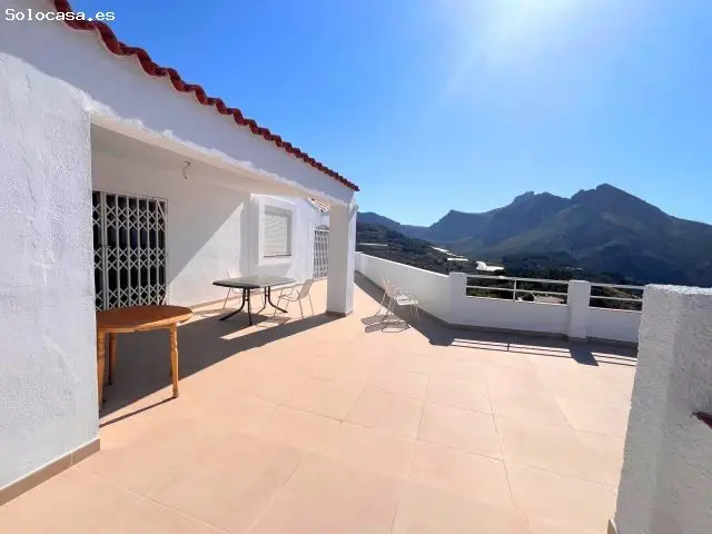 Chalet Rústico con Vistas al Mar y la Montaña