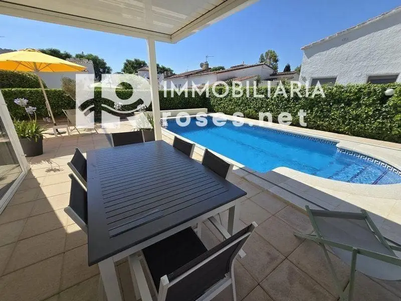 Chalet en Empuriabrava con Piscina y Jardin - Ideal Familias
