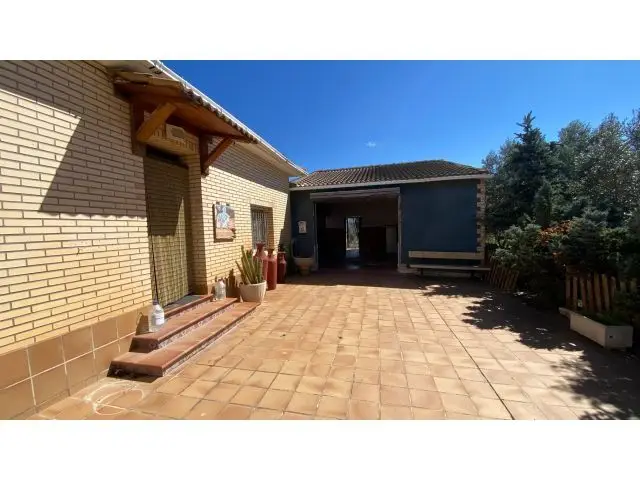 Casa con Huerto Patio y Garaje Amplio en Grañen