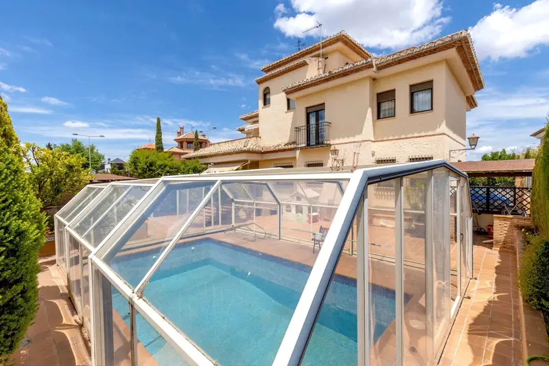 Chalet en Venta Ogíjares Gran Capacidad y Lujo