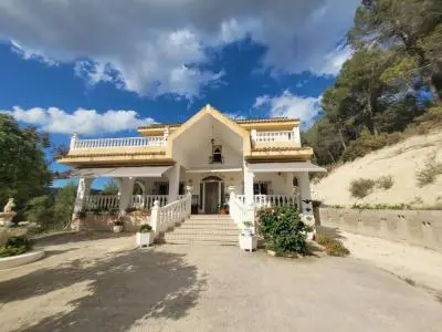 Chalet en Alcoy con Parcela Grande y Vistas Espectaculares