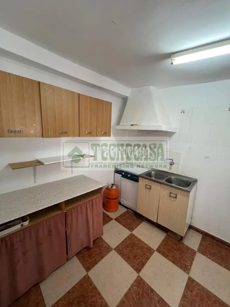 Casa en venta en Ronda: 3 habitaciones, 2 baños, patio. Ideal para reformar