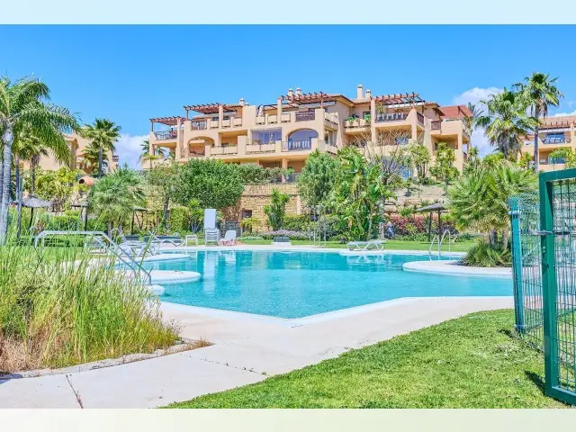 Apartamento en venta en Benahavis con vistas al mar
