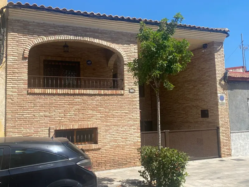 Casa de Campo en Rafal con Garaje Grande y 4 Dormitorios