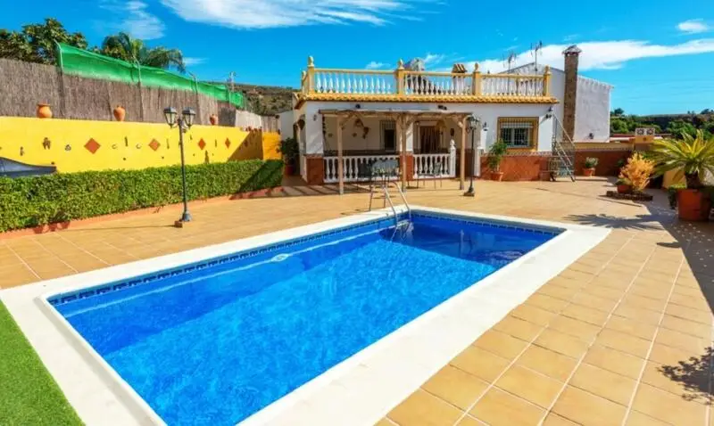 Villa en Nerja 3 Dormitorios Alquiler Largo Plazo
