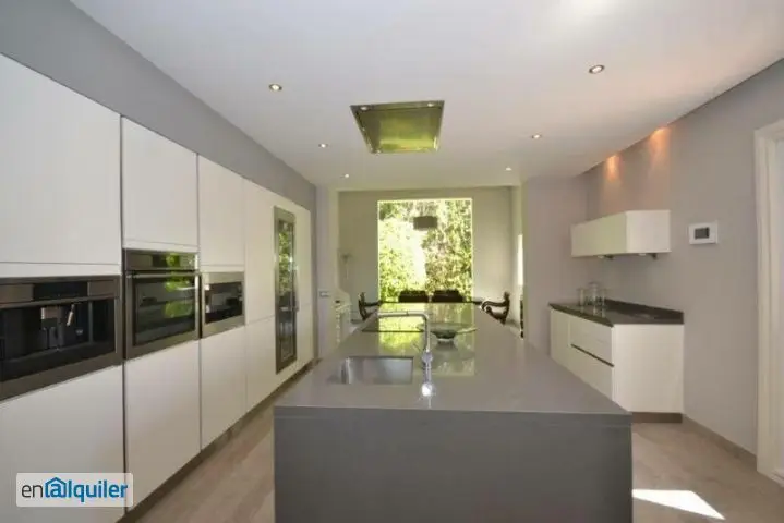 Villa de Lujo en Guadalmina Baja con Piscina y Pista de Padel