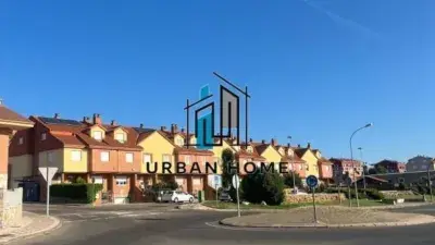 Chalet Adosado en Navatejera 5 Dormitorios 3 Baños Jardin Piscina
