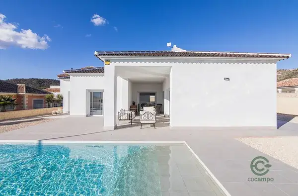 Villa Moderna en Pinoso con Piscina Privada y Paneles Solares