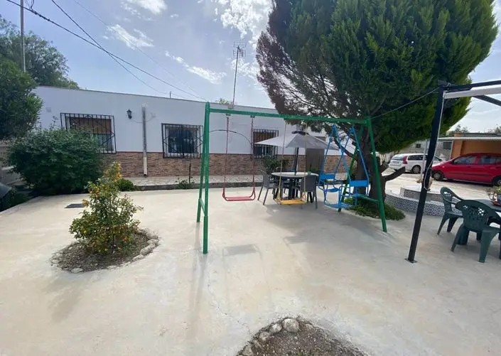 Finca de 4 Dormitorios en Sax con Piscina y Jardín