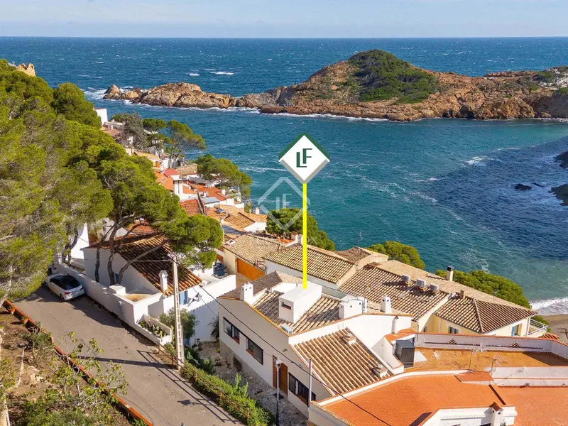 Chalet en Sa Tuna con Vistas al Mar y Piscina Privada