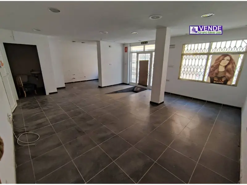 Venta de piso con local comercial en Sax