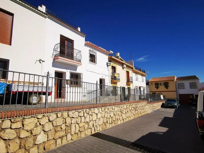 Casa Adosada Reformada en Periana Malaga