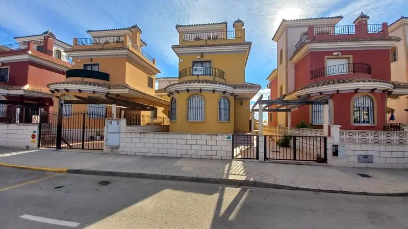 Villa en Venta Los Montesinos 3 Dormitorios 2 Baños Piscina