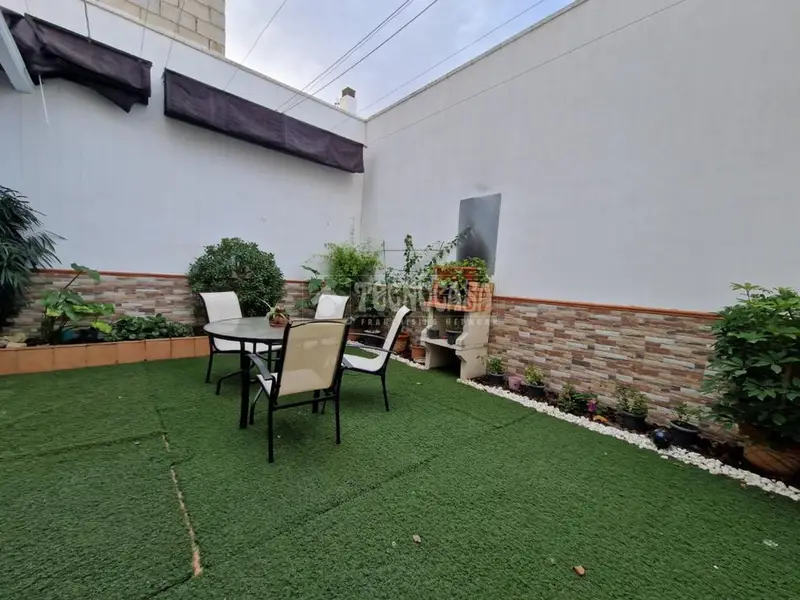 Casa en Venta en Osuna: Vivienda Unifamiliar con Placas Solares