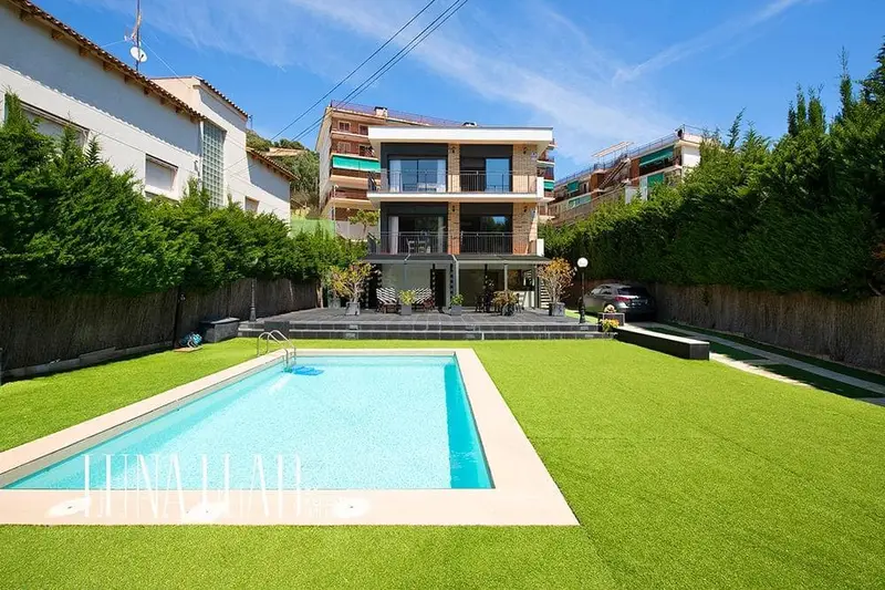Chalet en Castelldefels con Piscina Jardin y Apartamento Independiente