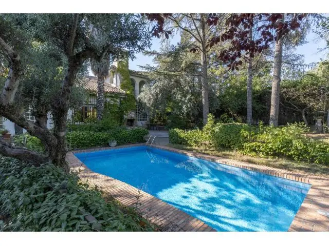 Chalet con Piscina y Jardines en Cortijo del Aire Granada