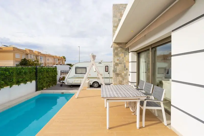 Chalet en Venta Los Alcázares: Villa Moderna con Piscina Privada