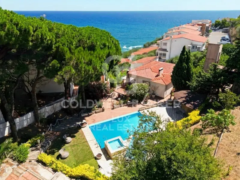 Chalet en Llanc	 a con Vistas al Mar y Acceso Directo a la Playa