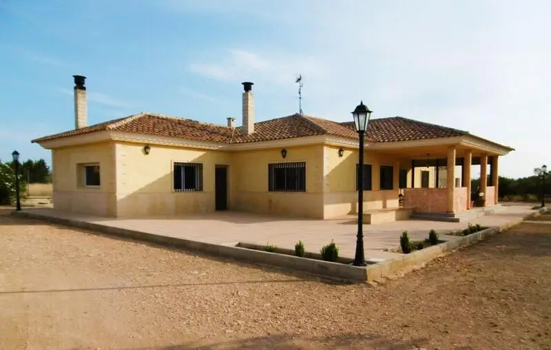 Villa de 4 Dormitorios en Venta Yecla Murcia