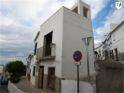 Casa Adosada en Rute para Reformar Cerca de Iznájar