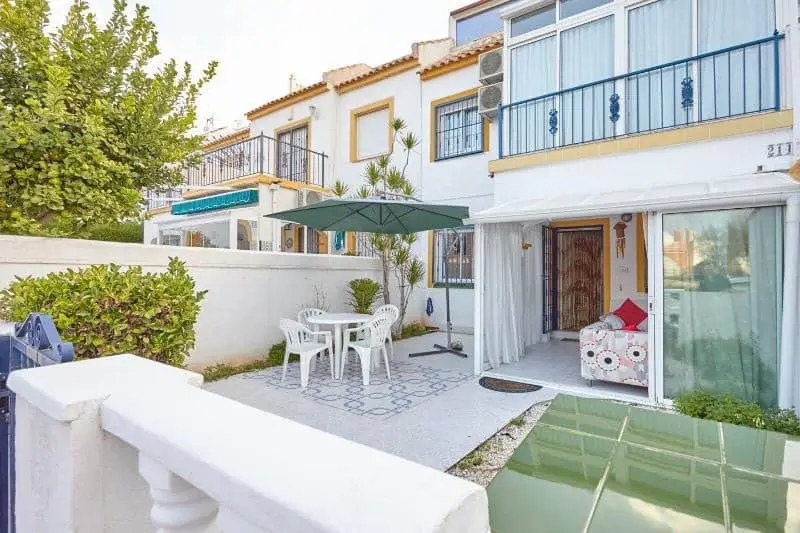 Bungalow en Orihuela Costa con Piscina y Cerca de Servicios