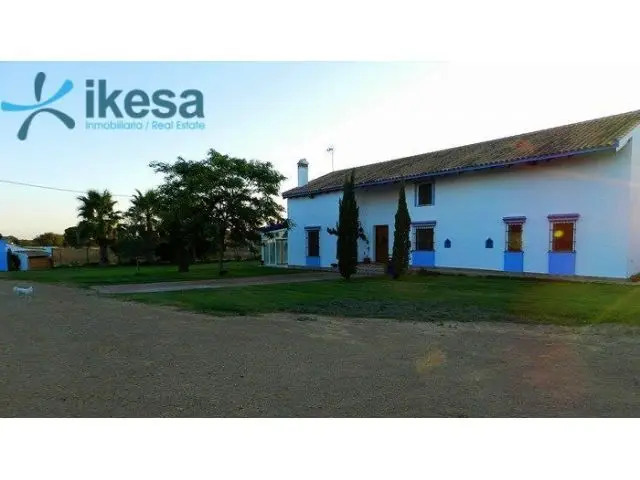 Chalet en Parcela con Piscina y Nave en la Ribera