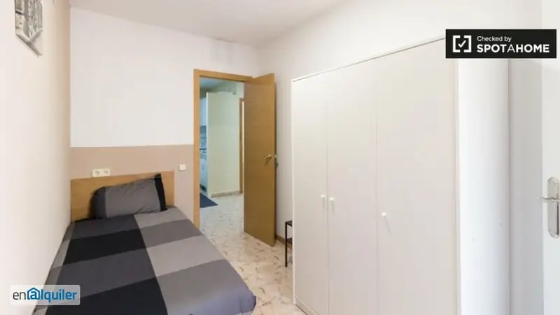 Habitación en piso de 4 dormitorios en alquiler en Barcelona