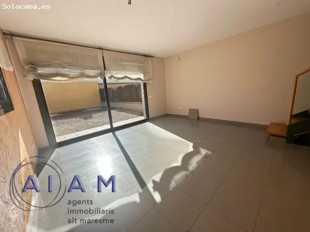 Adosado en Venta en Santa Susanna: 4 Habitaciones, Patio y Sótano