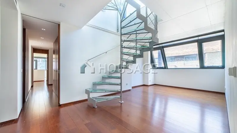 Triplex de Lujo en Nueva Espa

a - 4 Dormitorios, Piscina y Garaje