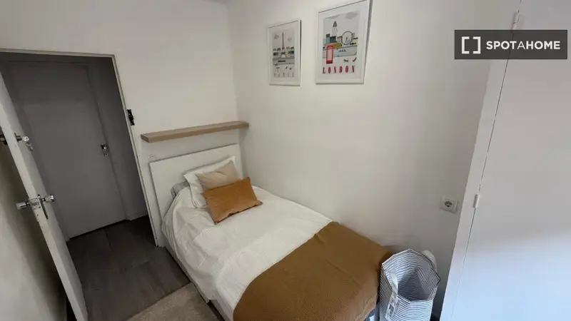 Habitacion en piso de 4 dormitorios en Segalerva Malaga
