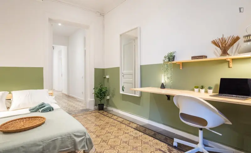 Habitacion Doble con Balcon en Piso Renovado en Barcelona