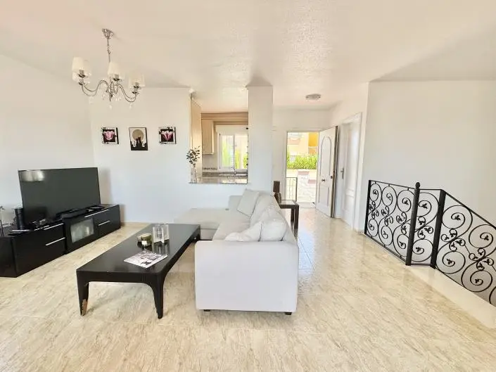 Villa de 4 Dormitorios con Vistas al Mar Menor