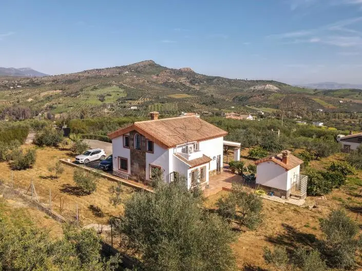 Villa de 4 Dormitorios en Guaro con Vistas Panorámicas