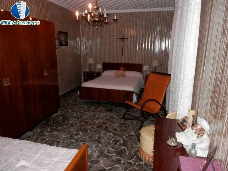 Casa en Venta en Caudete con Terraza y Patio para Reformar